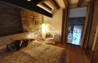 "Proponiamo in vendita nel Sestriere di Castello, a pochi passi da Via Garibaldi, splendido loft industriale, con mattoni a vista e grandi vetrate. L'intero immobile gode di luce naturale ed ha una splendida vista sul verde. Al piano rialzato si sviluppa in un'ampia zona living in uno spazio a tutta altezza, dove si trova i mattoni a vista tipici del loft e le travi a view tipiche di Venezia. La zona giorno e 'illuminata da una grande finestra ad arco che affaccia sul verde; troviamo sempre al piano un bagno con doccia finestrato. Al piano primo si sviluppa la zona notte con due camere, di cui una matrimoniale ed una singola, un particolarissimo bagno. Ogni angolo della casa e dell'arredamento è stato creato e pensato per rendere unica la soluzione. Può diventare una casa residenziale, ma anche una seconda casa o come investimento. ". loft design porta sola venice venezia real estate sell buy apartment