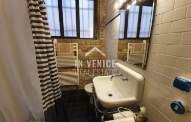 "Proponiamo in vendita nel Sestriere di Castello, a pochi passi da Via Garibaldi, splendido loft industriale, con mattoni a vista e grandi vetrate. L'intero immobile gode di luce naturale ed ha una splendida vista sul verde. Al piano rialzato si sviluppa in un'ampia zona living in uno spazio a tutta altezza, dove si trova i mattoni a vista tipici del loft e le travi a view tipiche di Venezia. La zona giorno e 'illuminata da una grande finestra ad arco che affaccia sul verde; troviamo sempre al piano un bagno con doccia finestrato. Al piano primo si sviluppa la zona notte con due camere, di cui una matrimoniale ed una singola, un particolarissimo bagno. Ogni angolo della casa e dell'arredamento è stato creato e pensato per rendere unica la soluzione. Può diventare una casa residenziale, ma anche una seconda casa o come investimento. ". loft design porta sola venice venezia real estate sell buy apartment