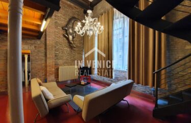 "Proponiamo in vendita nel Sestriere di Castello, a pochi passi da Via Garibaldi, splendido loft industriale, con mattoni a vista e grandi vetrate. L'intero immobile gode di luce naturale ed ha una splendida vista sul verde. Al piano rialzato si sviluppa in un'ampia zona living in uno spazio a tutta altezza, dove si trova i mattoni a vista tipici del loft e le travi a view tipiche di Venezia. La zona giorno e 'illuminata da una grande finestra ad arco che affaccia sul verde; troviamo sempre al piano un bagno con doccia finestrato. Al piano primo si sviluppa la zona notte con due camere, di cui una matrimoniale ed una singola, un particolarissimo bagno. Ogni angolo della casa e dell'arredamento è stato creato e pensato per rendere unica la soluzione. Può diventare una casa residenziale, ma anche una seconda casa o come investimento. ". loft design porta sola venice venezia real estate sell buy apartment