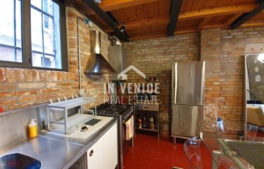 "Proponiamo in vendita nel Sestriere di Castello, a pochi passi da Via Garibaldi, splendido loft industriale, con mattoni a vista e grandi vetrate. L'intero immobile gode di luce naturale ed ha una splendida vista sul verde. Al piano rialzato si sviluppa in un'ampia zona living in uno spazio a tutta altezza, dove si trova i mattoni a vista tipici del loft e le travi a view tipiche di Venezia. La zona giorno e 'illuminata da una grande finestra ad arco che affaccia sul verde; troviamo sempre al piano un bagno con doccia finestrato. Al piano primo si sviluppa la zona notte con due camere, di cui una matrimoniale ed una singola, un particolarissimo bagno. Ogni angolo della casa e dell'arredamento è stato creato e pensato per rendere unica la soluzione. Può diventare una casa residenziale, ma anche una seconda casa o come investimento. ". loft design porta sola venice venezia real estate sell buy apartment