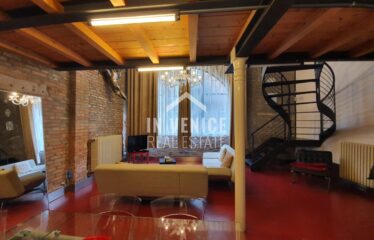 "Proponiamo in vendita nel Sestriere di Castello, a pochi passi da Via Garibaldi, splendido loft industriale, con mattoni a vista e grandi vetrate. L'intero immobile gode di luce naturale ed ha una splendida vista sul verde. Al piano rialzato si sviluppa in un'ampia zona living in uno spazio a tutta altezza, dove si trova i mattoni a vista tipici del loft e le travi a view tipiche di Venezia. La zona giorno e 'illuminata da una grande finestra ad arco che affaccia sul verde; troviamo sempre al piano un bagno con doccia finestrato. Al piano primo si sviluppa la zona notte con due camere, di cui una matrimoniale ed una singola, un particolarissimo bagno. Ogni angolo della casa e dell'arredamento è stato creato e pensato per rendere unica la soluzione. Può diventare una casa residenziale, ma anche una seconda casa o come investimento. ". loft design porta sola venice venezia real estate sell buy apartment