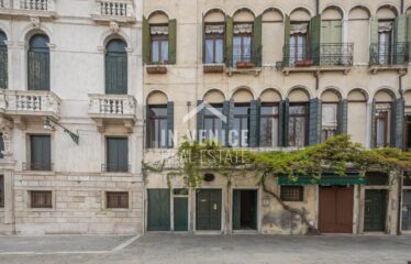 CAMPO SAN POLO - Situato nel Campo piu' grande di Venezia, proponiamo in vendita appartamento porta sola su due livelli. L'ingresso ci accoglie in un elegante androne con travi a vista, ed un corridoio dalla quale troviamo accesso per un ampio magazzino, una zona lavanderia completa di bagno, ed un secondo magazzino con porta d'acqua di proprietà. Dall'androne d'ingresso, troviamo l'ampia scala che ci porta al piano primo. Al piano ci accoglie uno spazioso e luminoso salone, che ci proietta attraverso le immense finestre sulla vista di tutto Campo San Polo. Il salone é separato parzialmente da un'altrettanto ampio spazio dedicato alla sala da pranzo con cucina separata. Tutta la zona giorno é incorniciata da altezze importanti e caratteristiche travi a vista. Un corridoio ci porta nella zona notte, composta da 3 ampie camere, 2 bagni entrambi finestrati. L'appartamento é completamente ristrutturato, autonomo, e completo di aria condizionata real estate luxury venice venezia agenzia immobiliare lusso agenzia immobiliar compra vendita buy rent real estate PIANO NOBILE CON PORTA D'ACQUA PRIVATA