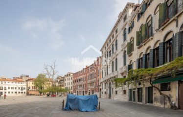 CAMPO SAN POLO - Situato nel Campo piu' grande di Venezia, proponiamo in vendita appartamento porta sola su due livelli. L'ingresso ci accoglie in un elegante androne con travi a vista, ed un corridoio dalla quale troviamo accesso per un ampio magazzino, una zona lavanderia completa di bagno, ed un secondo magazzino con porta d'acqua di proprietà. Dall'androne d'ingresso, troviamo l'ampia scala che ci porta al piano primo. Al piano ci accoglie uno spazioso e luminoso salone, che ci proietta attraverso le immense finestre sulla vista di tutto Campo San Polo. Il salone é separato parzialmente da un'altrettanto ampio spazio dedicato alla sala da pranzo con cucina separata. Tutta la zona giorno é incorniciata da altezze importanti e caratteristiche travi a vista. Un corridoio ci porta nella zona notte, composta da 3 ampie camere, 2 bagni entrambi finestrati. L'appartamento é completamente ristrutturato, autonomo, e completo di aria condizionata real estate luxury venice venezia agenzia immobiliare lusso agenzia immobiliar compra vendita buy rent real estate PIANO NOBILE CON PORTA D'ACQUA PRIVATA