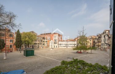CAMPO SAN POLO - Situato nel Campo piu' grande di Venezia, proponiamo in vendita appartamento porta sola su due livelli. L'ingresso ci accoglie in un elegante androne con travi a vista, ed un corridoio dalla quale troviamo accesso per un ampio magazzino, una zona lavanderia completa di bagno, ed un secondo magazzino con porta d'acqua di proprietà. Dall'androne d'ingresso, troviamo l'ampia scala che ci porta al piano primo. Al piano ci accoglie uno spazioso e luminoso salone, che ci proietta attraverso le immense finestre sulla vista di tutto Campo San Polo. Il salone é separato parzialmente da un'altrettanto ampio spazio dedicato alla sala da pranzo con cucina separata. Tutta la zona giorno é incorniciata da altezze importanti e caratteristiche travi a vista. Un corridoio ci porta nella zona notte, composta da 3 ampie camere, 2 bagni entrambi finestrati. L'appartamento é completamente ristrutturato, autonomo, e completo di aria condizionata real estate luxury venice venezia agenzia immobiliare lusso agenzia immobiliar compra vendita buy rent real estate PIANO NOBILE CON PORTA D'ACQUA PRIVATA