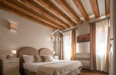 san marco real estate buy apartment venice venezia venise Proponiamo in vendita, nella piu' bella zona di Venezia, a pochissimi passi da Piazza San Marco, appartamento completamente ristrutturato, posizionato al 2° piano. L'immobile si compone da ingresso con ampio salone, cucina abitabile separata. Nella zona notte troviamo 2 camere matrimoniali, servite da bagno con doccia. Il tutto caratterizzato dalle caratteristiche travi in legno. E' una soluzione ideale per chi e' alla ricerca di una seconda casa, o come residenza principale. Per info:.