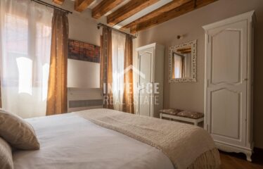 san marco real estate buy apartment venice venezia venise Proponiamo in vendita, nella piu' bella zona di Venezia, a pochissimi passi da Piazza San Marco, appartamento completamente ristrutturato, posizionato al 2° piano. L'immobile si compone da ingresso con ampio salone, cucina abitabile separata. Nella zona notte troviamo 2 camere matrimoniali, servite da bagno con doccia. Il tutto caratterizzato dalle caratteristiche travi in legno. E' una soluzione ideale per chi e' alla ricerca di una seconda casa, o come residenza principale. Per info:.