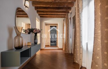 san marco real estate buy apartment venice venezia venise Proponiamo in vendita, nella piu' bella zona di Venezia, a pochissimi passi da Piazza San Marco, appartamento completamente ristrutturato, posizionato al 2° piano. L'immobile si compone da ingresso con ampio salone, cucina abitabile separata. Nella zona notte troviamo 2 camere matrimoniali, servite da bagno con doccia. Il tutto caratterizzato dalle caratteristiche travi in legno. E' una soluzione ideale per chi e' alla ricerca di una seconda casa, o come residenza principale. Per info:.