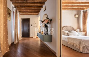 san marco real estate buy apartment venice venezia venise Proponiamo in vendita, nella piu' bella zona di Venezia, a pochissimi passi da Piazza San Marco, appartamento completamente ristrutturato, posizionato al 2° piano. L'immobile si compone da ingresso con ampio salone, cucina abitabile separata. Nella zona notte troviamo 2 camere matrimoniali, servite da bagno con doccia. Il tutto caratterizzato dalle caratteristiche travi in legno. E' una soluzione ideale per chi e' alla ricerca di una seconda casa, o come residenza principale. Per info:.