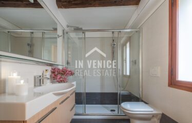 san marco real estate buy apartment venice venezia venise Proponiamo in vendita, nella piu' bella zona di Venezia, a pochissimi passi da Piazza San Marco, appartamento completamente ristrutturato, posizionato al 2° piano. L'immobile si compone da ingresso con ampio salone, cucina abitabile separata. Nella zona notte troviamo 2 camere matrimoniali, servite da bagno con doccia. Il tutto caratterizzato dalle caratteristiche travi in legno. E' una soluzione ideale per chi e' alla ricerca di una seconda casa, o come residenza principale. Per info:.