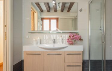 san marco real estate buy apartment venice venezia venise Proponiamo in vendita, nella piu' bella zona di Venezia, a pochissimi passi da Piazza San Marco, appartamento completamente ristrutturato, posizionato al 2° piano. L'immobile si compone da ingresso con ampio salone, cucina abitabile separata. Nella zona notte troviamo 2 camere matrimoniali, servite da bagno con doccia. Il tutto caratterizzato dalle caratteristiche travi in legno. E' una soluzione ideale per chi e' alla ricerca di una seconda casa, o come residenza principale. Per info:.