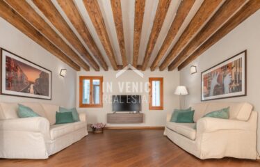 san marco real estate buy apartment venice venezia venise Proponiamo in vendita, nella piu' bella zona di Venezia, a pochissimi passi da Piazza San Marco, appartamento completamente ristrutturato, posizionato al 2° piano. L'immobile si compone da ingresso con ampio salone, cucina abitabile separata. Nella zona notte troviamo 2 camere matrimoniali, servite da bagno con doccia. Il tutto caratterizzato dalle caratteristiche travi in legno. E' una soluzione ideale per chi e' alla ricerca di una seconda casa, o come residenza principale. Per info:.