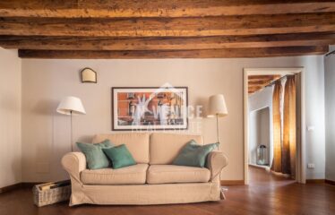 san marco real estate buy apartment venice venezia venise Proponiamo in vendita, nella piu' bella zona di Venezia, a pochissimi passi da Piazza San Marco, appartamento completamente ristrutturato, posizionato al 2° piano. L'immobile si compone da ingresso con ampio salone, cucina abitabile separata. Nella zona notte troviamo 2 camere matrimoniali, servite da bagno con doccia. Il tutto caratterizzato dalle caratteristiche travi in legno. E' una soluzione ideale per chi e' alla ricerca di una seconda casa, o come residenza principale. Per info:.