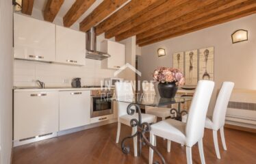 san marco real estate buy apartment venice venezia venise Proponiamo in vendita, nella piu' bella zona di Venezia, a pochissimi passi da Piazza San Marco, appartamento completamente ristrutturato, posizionato al 2° piano. L'immobile si compone da ingresso con ampio salone, cucina abitabile separata. Nella zona notte troviamo 2 camere matrimoniali, servite da bagno con doccia. Il tutto caratterizzato dalle caratteristiche travi in legno. E' una soluzione ideale per chi e' alla ricerca di una seconda casa, o come residenza principale. Per info:.