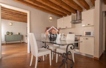 san marco real estate buy apartment venice venezia venise Proponiamo in vendita, nella piu' bella zona di Venezia, a pochissimi passi da Piazza San Marco, appartamento completamente ristrutturato, posizionato al 2° piano. L'immobile si compone da ingresso con ampio salone, cucina abitabile separata. Nella zona notte troviamo 2 camere matrimoniali, servite da bagno con doccia. Il tutto caratterizzato dalle caratteristiche travi in legno. E' una soluzione ideale per chi e' alla ricerca di una seconda casa, o come residenza principale. Per info:.