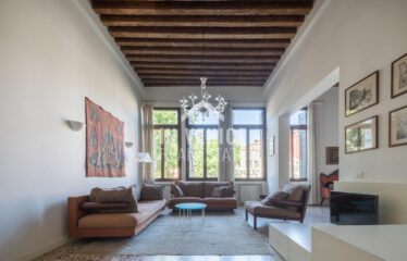 CAMPO SAN POLO - Situato nel Campo piu' grande di Venezia, proponiamo in vendita appartamento porta sola su due livelli. L'ingresso ci accoglie in un elegante androne con travi a vista, ed un corridoio dalla quale troviamo accesso per un ampio magazzino, una zona lavanderia completa di bagno, ed un secondo magazzino con porta d'acqua di proprietà. Dall'androne d'ingresso, troviamo l'ampia scala che ci porta al piano primo. Al piano ci accoglie uno spazioso e luminoso salone, che ci proietta attraverso le immense finestre sulla vista di tutto Campo San Polo. Il salone é separato parzialmente da un'altrettanto ampio spazio dedicato alla sala da pranzo con cucina separata. Tutta la zona giorno é incorniciata da altezze importanti e caratteristiche travi a vista. Un corridoio ci porta nella zona notte, composta da 3 ampie camere, 2 bagni entrambi finestrati. L'appartamento é completamente ristrutturato, autonomo, e completo di aria condizionata real estate luxury venice venezia agenzia immobiliare lusso agenzia immobiliar compra vendita buy rent real estate PIANO NOBILE CON PORTA D'ACQUA PRIVATA