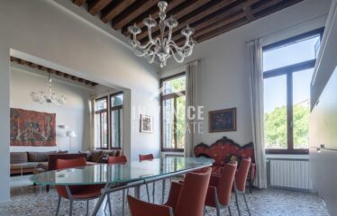 CAMPO SAN POLO - Situato nel Campo piu' grande di Venezia, proponiamo in vendita appartamento porta sola su due livelli. L'ingresso ci accoglie in un elegante androne con travi a vista, ed un corridoio dalla quale troviamo accesso per un ampio magazzino, una zona lavanderia completa di bagno, ed un secondo magazzino con porta d'acqua di proprietà. Dall'androne d'ingresso, troviamo l'ampia scala che ci porta al piano primo. Al piano ci accoglie uno spazioso e luminoso salone, che ci proietta attraverso le immense finestre sulla vista di tutto Campo San Polo. Il salone é separato parzialmente da un'altrettanto ampio spazio dedicato alla sala da pranzo con cucina separata. Tutta la zona giorno é incorniciata da altezze importanti e caratteristiche travi a vista. Un corridoio ci porta nella zona notte, composta da 3 ampie camere, 2 bagni entrambi finestrati. L'appartamento é completamente ristrutturato, autonomo, e completo di aria condizionata real estate luxury venice venezia agenzia immobiliare lusso agenzia immobiliar compra vendita buy rent real estate PIANO NOBILE CON PORTA D'ACQUA PRIVATA