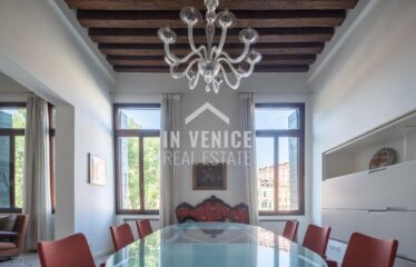 CAMPO SAN POLO - Situato nel Campo piu' grande di Venezia, proponiamo in vendita appartamento porta sola su due livelli. L'ingresso ci accoglie in un elegante androne con travi a vista, ed un corridoio dalla quale troviamo accesso per un ampio magazzino, una zona lavanderia completa di bagno, ed un secondo magazzino con porta d'acqua di proprietà. Dall'androne d'ingresso, troviamo l'ampia scala che ci porta al piano primo. Al piano ci accoglie uno spazioso e luminoso salone, che ci proietta attraverso le immense finestre sulla vista di tutto Campo San Polo. Il salone é separato parzialmente da un'altrettanto ampio spazio dedicato alla sala da pranzo con cucina separata. Tutta la zona giorno é incorniciata da altezze importanti e caratteristiche travi a vista. Un corridoio ci porta nella zona notte, composta da 3 ampie camere, 2 bagni entrambi finestrati. L'appartamento é completamente ristrutturato, autonomo, e completo di aria condizionata real estate luxury venice venezia agenzia immobiliare lusso agenzia immobiliar compra vendita buy rent real estate PIANO NOBILE CON PORTA D'ACQUA PRIVATA