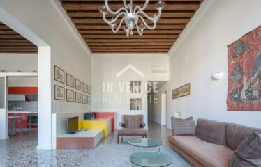 CAMPO SAN POLO - Situato nel Campo piu' grande di Venezia, proponiamo in vendita appartamento porta sola su due livelli. L'ingresso ci accoglie in un elegante androne con travi a vista, ed un corridoio dalla quale troviamo accesso per un ampio magazzino, una zona lavanderia completa di bagno, ed un secondo magazzino con porta d'acqua di proprietà. Dall'androne d'ingresso, troviamo l'ampia scala che ci porta al piano primo. Al piano ci accoglie uno spazioso e luminoso salone, che ci proietta attraverso le immense finestre sulla vista di tutto Campo San Polo. Il salone é separato parzialmente da un'altrettanto ampio spazio dedicato alla sala da pranzo con cucina separata. Tutta la zona giorno é incorniciata da altezze importanti e caratteristiche travi a vista. Un corridoio ci porta nella zona notte, composta da 3 ampie camere, 2 bagni entrambi finestrati. L'appartamento é completamente ristrutturato, autonomo, e completo di aria condizionata real estate luxury venice venezia agenzia immobiliare lusso agenzia immobiliar compra vendita buy rent real estate PIANO NOBILE CON PORTA D'ACQUA PRIVATA