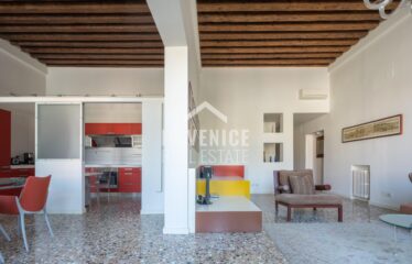 CAMPO SAN POLO - Situato nel Campo piu' grande di Venezia, proponiamo in vendita appartamento porta sola su due livelli. L'ingresso ci accoglie in un elegante androne con travi a vista, ed un corridoio dalla quale troviamo accesso per un ampio magazzino, una zona lavanderia completa di bagno, ed un secondo magazzino con porta d'acqua di proprietà. Dall'androne d'ingresso, troviamo l'ampia scala che ci porta al piano primo. Al piano ci accoglie uno spazioso e luminoso salone, che ci proietta attraverso le immense finestre sulla vista di tutto Campo San Polo. Il salone é separato parzialmente da un'altrettanto ampio spazio dedicato alla sala da pranzo con cucina separata. Tutta la zona giorno é incorniciata da altezze importanti e caratteristiche travi a vista. Un corridoio ci porta nella zona notte, composta da 3 ampie camere, 2 bagni entrambi finestrati. L'appartamento é completamente ristrutturato, autonomo, e completo di aria condizionata real estate luxury venice venezia agenzia immobiliare lusso agenzia immobiliar compra vendita buy rent real estate PIANO NOBILE CON PORTA D'ACQUA PRIVATA