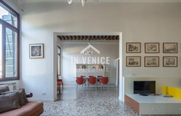CAMPO SAN POLO - Situato nel Campo piu' grande di Venezia, proponiamo in vendita appartamento porta sola su due livelli. L'ingresso ci accoglie in un elegante androne con travi a vista, ed un corridoio dalla quale troviamo accesso per un ampio magazzino, una zona lavanderia completa di bagno, ed un secondo magazzino con porta d'acqua di proprietà. Dall'androne d'ingresso, troviamo l'ampia scala che ci porta al piano primo. Al piano ci accoglie uno spazioso e luminoso salone, che ci proietta attraverso le immense finestre sulla vista di tutto Campo San Polo. Il salone é separato parzialmente da un'altrettanto ampio spazio dedicato alla sala da pranzo con cucina separata. Tutta la zona giorno é incorniciata da altezze importanti e caratteristiche travi a vista. Un corridoio ci porta nella zona notte, composta da 3 ampie camere, 2 bagni entrambi finestrati. L'appartamento é completamente ristrutturato, autonomo, e completo di aria condizionata real estate luxury venice venezia agenzia immobiliare lusso agenzia immobiliar compra vendita buy rent real estate PIANO NOBILE CON PORTA D'ACQUA PRIVATA