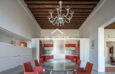 CAMPO SAN POLO - Situato nel Campo piu' grande di Venezia, proponiamo in vendita appartamento porta sola su due livelli. L'ingresso ci accoglie in un elegante androne con travi a vista, ed un corridoio dalla quale troviamo accesso per un ampio magazzino, una zona lavanderia completa di bagno, ed un secondo magazzino con porta d'acqua di proprietà. Dall'androne d'ingresso, troviamo l'ampia scala che ci porta al piano primo. Al piano ci accoglie uno spazioso e luminoso salone, che ci proietta attraverso le immense finestre sulla vista di tutto Campo San Polo. Il salone é separato parzialmente da un'altrettanto ampio spazio dedicato alla sala da pranzo con cucina separata. Tutta la zona giorno é incorniciata da altezze importanti e caratteristiche travi a vista. Un corridoio ci porta nella zona notte, composta da 3 ampie camere, 2 bagni entrambi finestrati. L'appartamento é completamente ristrutturato, autonomo, e completo di aria condizionata real estate luxury venice venezia agenzia immobiliare lusso agenzia immobiliar compra vendita buy rent real estate PIANO NOBILE CON PORTA D'ACQUA PRIVATA
