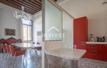 CAMPO SAN POLO - Situato nel Campo piu' grande di Venezia, proponiamo in vendita appartamento porta sola su due livelli. L'ingresso ci accoglie in un elegante androne con travi a vista, ed un corridoio dalla quale troviamo accesso per un ampio magazzino, una zona lavanderia completa di bagno, ed un secondo magazzino con porta d'acqua di proprietà. Dall'androne d'ingresso, troviamo l'ampia scala che ci porta al piano primo. Al piano ci accoglie uno spazioso e luminoso salone, che ci proietta attraverso le immense finestre sulla vista di tutto Campo San Polo. Il salone é separato parzialmente da un'altrettanto ampio spazio dedicato alla sala da pranzo con cucina separata. Tutta la zona giorno é incorniciata da altezze importanti e caratteristiche travi a vista. Un corridoio ci porta nella zona notte, composta da 3 ampie camere, 2 bagni entrambi finestrati. L'appartamento é completamente ristrutturato, autonomo, e completo di aria condizionata real estate luxury venice venezia agenzia immobiliare lusso agenzia immobiliar compra vendita buy rent real estate PIANO NOBILE CON PORTA D'ACQUA PRIVATA