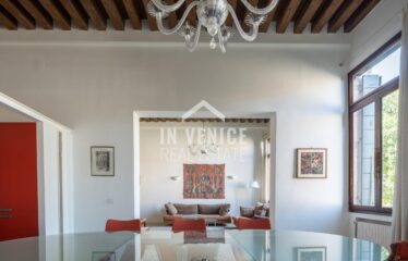 CAMPO SAN POLO - Situato nel Campo piu' grande di Venezia, proponiamo in vendita appartamento porta sola su due livelli. L'ingresso ci accoglie in un elegante androne con travi a vista, ed un corridoio dalla quale troviamo accesso per un ampio magazzino, una zona lavanderia completa di bagno, ed un secondo magazzino con porta d'acqua di proprietà. Dall'androne d'ingresso, troviamo l'ampia scala che ci porta al piano primo. Al piano ci accoglie uno spazioso e luminoso salone, che ci proietta attraverso le immense finestre sulla vista di tutto Campo San Polo. Il salone é separato parzialmente da un'altrettanto ampio spazio dedicato alla sala da pranzo con cucina separata. Tutta la zona giorno é incorniciata da altezze importanti e caratteristiche travi a vista. Un corridoio ci porta nella zona notte, composta da 3 ampie camere, 2 bagni entrambi finestrati. L'appartamento é completamente ristrutturato, autonomo, e completo di aria condizionata real estate luxury venice venezia agenzia immobiliare lusso agenzia immobiliar compra vendita buy rent real estate PIANO NOBILE CON PORTA D'ACQUA PRIVATA