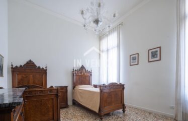 CAMPO SAN POLO - Situato nel Campo piu' grande di Venezia, proponiamo in vendita appartamento porta sola su due livelli. L'ingresso ci accoglie in un elegante androne con travi a vista, ed un corridoio dalla quale troviamo accesso per un ampio magazzino, una zona lavanderia completa di bagno, ed un secondo magazzino con porta d'acqua di proprietà. Dall'androne d'ingresso, troviamo l'ampia scala che ci porta al piano primo. Al piano ci accoglie uno spazioso e luminoso salone, che ci proietta attraverso le immense finestre sulla vista di tutto Campo San Polo. Il salone é separato parzialmente da un'altrettanto ampio spazio dedicato alla sala da pranzo con cucina separata. Tutta la zona giorno é incorniciata da altezze importanti e caratteristiche travi a vista. Un corridoio ci porta nella zona notte, composta da 3 ampie camere, 2 bagni entrambi finestrati. L'appartamento é completamente ristrutturato, autonomo, e completo di aria condizionata real estate luxury venice venezia agenzia immobiliare lusso agenzia immobiliar compra vendita buy rent real estate PIANO NOBILE CON PORTA D'ACQUA PRIVATA