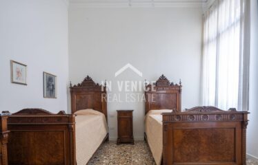 CAMPO SAN POLO - Situato nel Campo piu' grande di Venezia, proponiamo in vendita appartamento porta sola su due livelli. L'ingresso ci accoglie in un elegante androne con travi a vista, ed un corridoio dalla quale troviamo accesso per un ampio magazzino, una zona lavanderia completa di bagno, ed un secondo magazzino con porta d'acqua di proprietà. Dall'androne d'ingresso, troviamo l'ampia scala che ci porta al piano primo. Al piano ci accoglie uno spazioso e luminoso salone, che ci proietta attraverso le immense finestre sulla vista di tutto Campo San Polo. Il salone é separato parzialmente da un'altrettanto ampio spazio dedicato alla sala da pranzo con cucina separata. Tutta la zona giorno é incorniciata da altezze importanti e caratteristiche travi a vista. Un corridoio ci porta nella zona notte, composta da 3 ampie camere, 2 bagni entrambi finestrati. L'appartamento é completamente ristrutturato, autonomo, e completo di aria condizionata real estate luxury venice venezia agenzia immobiliare lusso agenzia immobiliar compra vendita buy rent real estate PIANO NOBILE CON PORTA D'ACQUA PRIVATA