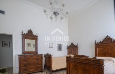 CAMPO SAN POLO - Situato nel Campo piu' grande di Venezia, proponiamo in vendita appartamento porta sola su due livelli. L'ingresso ci accoglie in un elegante androne con travi a vista, ed un corridoio dalla quale troviamo accesso per un ampio magazzino, una zona lavanderia completa di bagno, ed un secondo magazzino con porta d'acqua di proprietà. Dall'androne d'ingresso, troviamo l'ampia scala che ci porta al piano primo. Al piano ci accoglie uno spazioso e luminoso salone, che ci proietta attraverso le immense finestre sulla vista di tutto Campo San Polo. Il salone é separato parzialmente da un'altrettanto ampio spazio dedicato alla sala da pranzo con cucina separata. Tutta la zona giorno é incorniciata da altezze importanti e caratteristiche travi a vista. Un corridoio ci porta nella zona notte, composta da 3 ampie camere, 2 bagni entrambi finestrati. L'appartamento é completamente ristrutturato, autonomo, e completo di aria condizionata real estate luxury venice venezia agenzia immobiliare lusso agenzia immobiliar compra vendita buy rent real estate PIANO NOBILE CON PORTA D'ACQUA PRIVATA