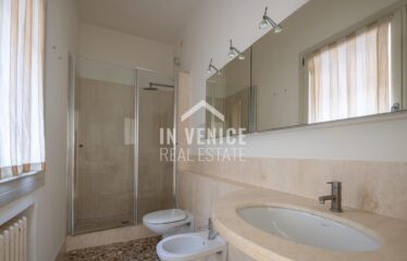 CAMPO SAN POLO - Situato nel Campo piu' grande di Venezia, proponiamo in vendita appartamento porta sola su due livelli. L'ingresso ci accoglie in un elegante androne con travi a vista, ed un corridoio dalla quale troviamo accesso per un ampio magazzino, una zona lavanderia completa di bagno, ed un secondo magazzino con porta d'acqua di proprietà. Dall'androne d'ingresso, troviamo l'ampia scala che ci porta al piano primo. Al piano ci accoglie uno spazioso e luminoso salone, che ci proietta attraverso le immense finestre sulla vista di tutto Campo San Polo. Il salone é separato parzialmente da un'altrettanto ampio spazio dedicato alla sala da pranzo con cucina separata. Tutta la zona giorno é incorniciata da altezze importanti e caratteristiche travi a vista. Un corridoio ci porta nella zona notte, composta da 3 ampie camere, 2 bagni entrambi finestrati. L'appartamento é completamente ristrutturato, autonomo, e completo di aria condizionata real estate luxury venice venezia agenzia immobiliare lusso agenzia immobiliar compra vendita buy rent real estate PIANO NOBILE CON PORTA D'ACQUA PRIVATA