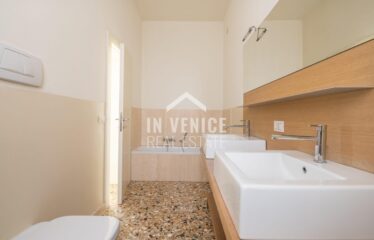 CAMPO SAN POLO - Situato nel Campo piu' grande di Venezia, proponiamo in vendita appartamento porta sola su due livelli. L'ingresso ci accoglie in un elegante androne con travi a vista, ed un corridoio dalla quale troviamo accesso per un ampio magazzino, una zona lavanderia completa di bagno, ed un secondo magazzino con porta d'acqua di proprietà. Dall'androne d'ingresso, troviamo l'ampia scala che ci porta al piano primo. Al piano ci accoglie uno spazioso e luminoso salone, che ci proietta attraverso le immense finestre sulla vista di tutto Campo San Polo. Il salone é separato parzialmente da un'altrettanto ampio spazio dedicato alla sala da pranzo con cucina separata. Tutta la zona giorno é incorniciata da altezze importanti e caratteristiche travi a vista. Un corridoio ci porta nella zona notte, composta da 3 ampie camere, 2 bagni entrambi finestrati. L'appartamento é completamente ristrutturato, autonomo, e completo di aria condizionata real estate luxury venice venezia agenzia immobiliare lusso agenzia immobiliar compra vendita buy rent real estate PIANO NOBILE CON PORTA D'ACQUA PRIVATA