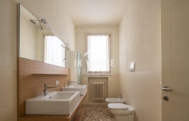 CAMPO SAN POLO - Situato nel Campo piu' grande di Venezia, proponiamo in vendita appartamento porta sola su due livelli. L'ingresso ci accoglie in un elegante androne con travi a vista, ed un corridoio dalla quale troviamo accesso per un ampio magazzino, una zona lavanderia completa di bagno, ed un secondo magazzino con porta d'acqua di proprietà. Dall'androne d'ingresso, troviamo l'ampia scala che ci porta al piano primo. Al piano ci accoglie uno spazioso e luminoso salone, che ci proietta attraverso le immense finestre sulla vista di tutto Campo San Polo. Il salone é separato parzialmente da un'altrettanto ampio spazio dedicato alla sala da pranzo con cucina separata. Tutta la zona giorno é incorniciata da altezze importanti e caratteristiche travi a vista. Un corridoio ci porta nella zona notte, composta da 3 ampie camere, 2 bagni entrambi finestrati. L'appartamento é completamente ristrutturato, autonomo, e completo di aria condizionata real estate luxury venice venezia agenzia immobiliare lusso agenzia immobiliar compra vendita buy rent real estate PIANO NOBILE CON PORTA D'ACQUA PRIVATA