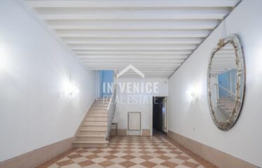 CAMPO SAN POLO - Situato nel Campo piu' grande di Venezia, proponiamo in vendita appartamento porta sola su due livelli. L'ingresso ci accoglie in un elegante androne con travi a vista, ed un corridoio dalla quale troviamo accesso per un ampio magazzino, una zona lavanderia completa di bagno, ed un secondo magazzino con porta d'acqua di proprietà. Dall'androne d'ingresso, troviamo l'ampia scala che ci porta al piano primo. Al piano ci accoglie uno spazioso e luminoso salone, che ci proietta attraverso le immense finestre sulla vista di tutto Campo San Polo. Il salone é separato parzialmente da un'altrettanto ampio spazio dedicato alla sala da pranzo con cucina separata. Tutta la zona giorno é incorniciata da altezze importanti e caratteristiche travi a vista. Un corridoio ci porta nella zona notte, composta da 3 ampie camere, 2 bagni entrambi finestrati. L'appartamento é completamente ristrutturato, autonomo, e completo di aria condizionata real estate luxury venice venezia agenzia immobiliare lusso agenzia immobiliar compra vendita buy rent real estate PIANO NOBILE CON PORTA D'ACQUA PRIVATA