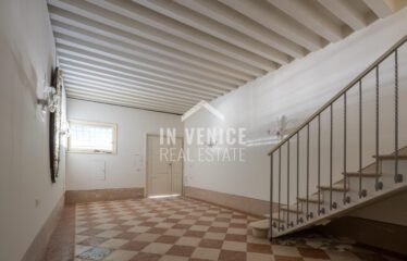 CAMPO SAN POLO - Situato nel Campo piu' grande di Venezia, proponiamo in vendita appartamento porta sola su due livelli. L'ingresso ci accoglie in un elegante androne con travi a vista, ed un corridoio dalla quale troviamo accesso per un ampio magazzino, una zona lavanderia completa di bagno, ed un secondo magazzino con porta d'acqua di proprietà. Dall'androne d'ingresso, troviamo l'ampia scala che ci porta al piano primo. Al piano ci accoglie uno spazioso e luminoso salone, che ci proietta attraverso le immense finestre sulla vista di tutto Campo San Polo. Il salone é separato parzialmente da un'altrettanto ampio spazio dedicato alla sala da pranzo con cucina separata. Tutta la zona giorno é incorniciata da altezze importanti e caratteristiche travi a vista. Un corridoio ci porta nella zona notte, composta da 3 ampie camere, 2 bagni entrambi finestrati. L'appartamento é completamente ristrutturato, autonomo, e completo di aria condizionata real estate luxury venice venezia agenzia immobiliare lusso agenzia immobiliar compra vendita buy rent real estate PIANO NOBILE CON PORTA D'ACQUA PRIVATA