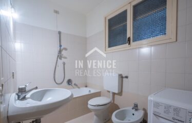 CAMPO SAN POLO - Situato nel Campo piu' grande di Venezia, proponiamo in vendita appartamento porta sola su due livelli. L'ingresso ci accoglie in un elegante androne con travi a vista, ed un corridoio dalla quale troviamo accesso per un ampio magazzino, una zona lavanderia completa di bagno, ed un secondo magazzino con porta d'acqua di proprietà. Dall'androne d'ingresso, troviamo l'ampia scala che ci porta al piano primo. Al piano ci accoglie uno spazioso e luminoso salone, che ci proietta attraverso le immense finestre sulla vista di tutto Campo San Polo. Il salone é separato parzialmente da un'altrettanto ampio spazio dedicato alla sala da pranzo con cucina separata. Tutta la zona giorno é incorniciata da altezze importanti e caratteristiche travi a vista. Un corridoio ci porta nella zona notte, composta da 3 ampie camere, 2 bagni entrambi finestrati. L'appartamento é completamente ristrutturato, autonomo, e completo di aria condizionata real estate luxury venice venezia agenzia immobiliare lusso agenzia immobiliar compra vendita buy rent real estate PIANO NOBILE CON PORTA D'ACQUA PRIVATA