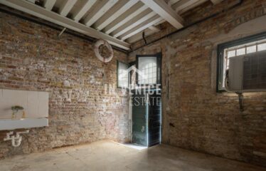 CAMPO SAN POLO - Situato nel Campo piu' grande di Venezia, proponiamo in vendita appartamento porta sola su due livelli. L'ingresso ci accoglie in un elegante androne con travi a vista, ed un corridoio dalla quale troviamo accesso per un ampio magazzino, una zona lavanderia completa di bagno, ed un secondo magazzino con porta d'acqua di proprietà. Dall'androne d'ingresso, troviamo l'ampia scala che ci porta al piano primo. Al piano ci accoglie uno spazioso e luminoso salone, che ci proietta attraverso le immense finestre sulla vista di tutto Campo San Polo. Il salone é separato parzialmente da un'altrettanto ampio spazio dedicato alla sala da pranzo con cucina separata. Tutta la zona giorno é incorniciata da altezze importanti e caratteristiche travi a vista. Un corridoio ci porta nella zona notte, composta da 3 ampie camere, 2 bagni entrambi finestrati. L'appartamento é completamente ristrutturato, autonomo, e completo di aria condizionata real estate luxury venice venezia agenzia immobiliare lusso agenzia immobiliar compra vendita buy rent real estate PIANO NOBILE CON PORTA D'ACQUA PRIVATA