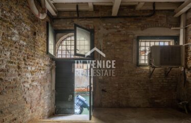 CAMPO SAN POLO - Situato nel Campo piu' grande di Venezia, proponiamo in vendita appartamento porta sola su due livelli. L'ingresso ci accoglie in un elegante androne con travi a vista, ed un corridoio dalla quale troviamo accesso per un ampio magazzino, una zona lavanderia completa di bagno, ed un secondo magazzino con porta d'acqua di proprietà. Dall'androne d'ingresso, troviamo l'ampia scala che ci porta al piano primo. Al piano ci accoglie uno spazioso e luminoso salone, che ci proietta attraverso le immense finestre sulla vista di tutto Campo San Polo. Il salone é separato parzialmente da un'altrettanto ampio spazio dedicato alla sala da pranzo con cucina separata. Tutta la zona giorno é incorniciata da altezze importanti e caratteristiche travi a vista. Un corridoio ci porta nella zona notte, composta da 3 ampie camere, 2 bagni entrambi finestrati. L'appartamento é completamente ristrutturato, autonomo, e completo di aria condizionata real estate luxury venice venezia agenzia immobiliare lusso agenzia immobiliar compra vendita buy rent real estate PIANO NOBILE CON PORTA D'ACQUA PRIVATA