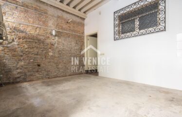 CAMPO SAN POLO - Situato nel Campo piu' grande di Venezia, proponiamo in vendita appartamento porta sola su due livelli. L'ingresso ci accoglie in un elegante androne con travi a vista, ed un corridoio dalla quale troviamo accesso per un ampio magazzino, una zona lavanderia completa di bagno, ed un secondo magazzino con porta d'acqua di proprietà. Dall'androne d'ingresso, troviamo l'ampia scala che ci porta al piano primo. Al piano ci accoglie uno spazioso e luminoso salone, che ci proietta attraverso le immense finestre sulla vista di tutto Campo San Polo. Il salone é separato parzialmente da un'altrettanto ampio spazio dedicato alla sala da pranzo con cucina separata. Tutta la zona giorno é incorniciata da altezze importanti e caratteristiche travi a vista. Un corridoio ci porta nella zona notte, composta da 3 ampie camere, 2 bagni entrambi finestrati. L'appartamento é completamente ristrutturato, autonomo, e completo di aria condizionata real estate luxury venice venezia agenzia immobiliare lusso agenzia immobiliar compra vendita buy rent real estate PIANO NOBILE CON PORTA D'ACQUA PRIVATA